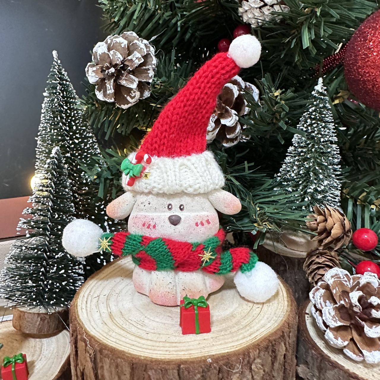 Large dog-colored malachite Christmas tree