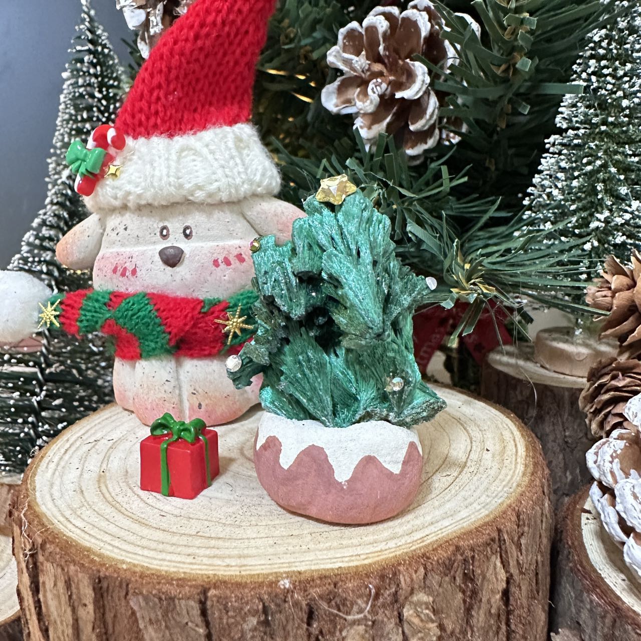 Large dog-colored malachite Christmas tree