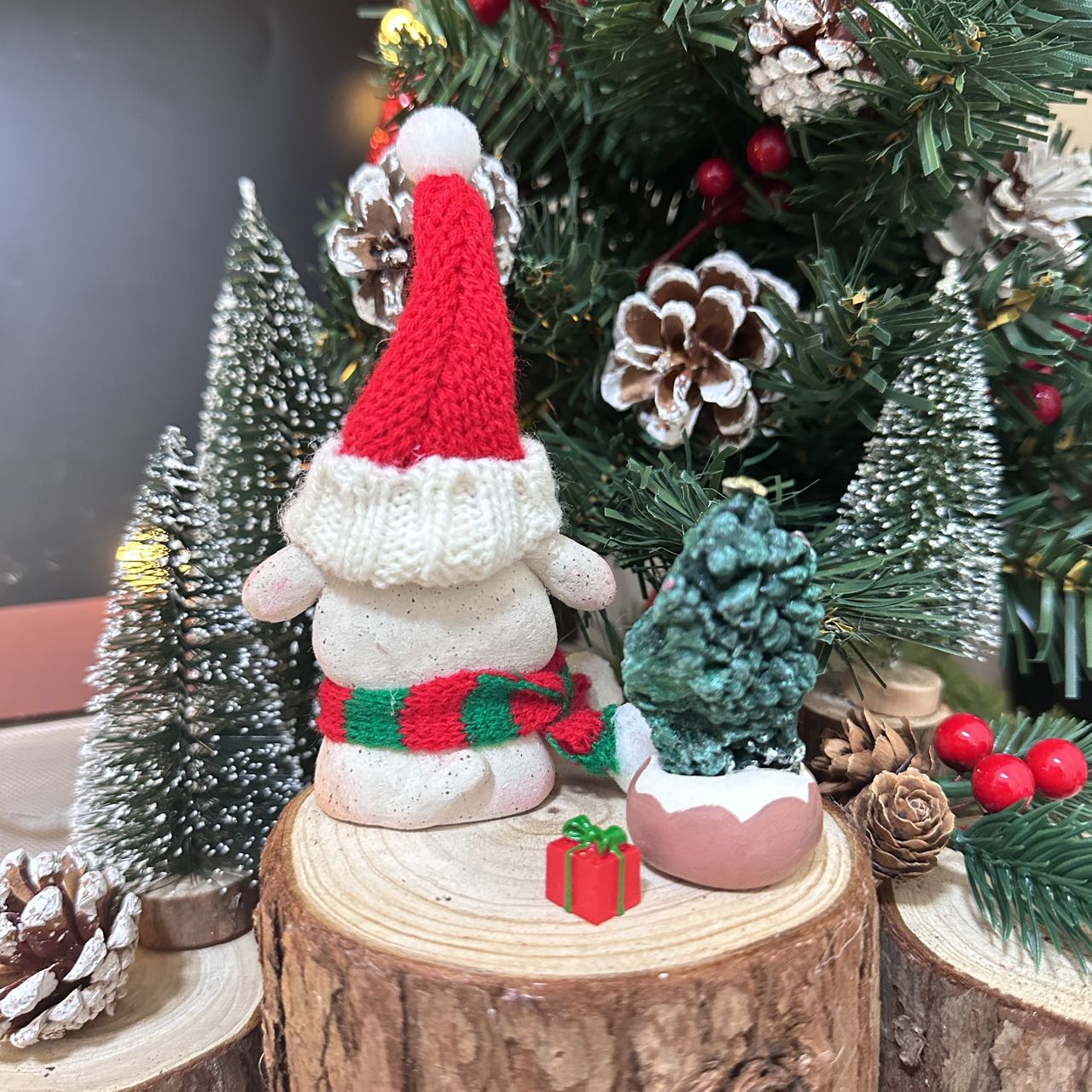 Large dog-colored malachite Christmas tree