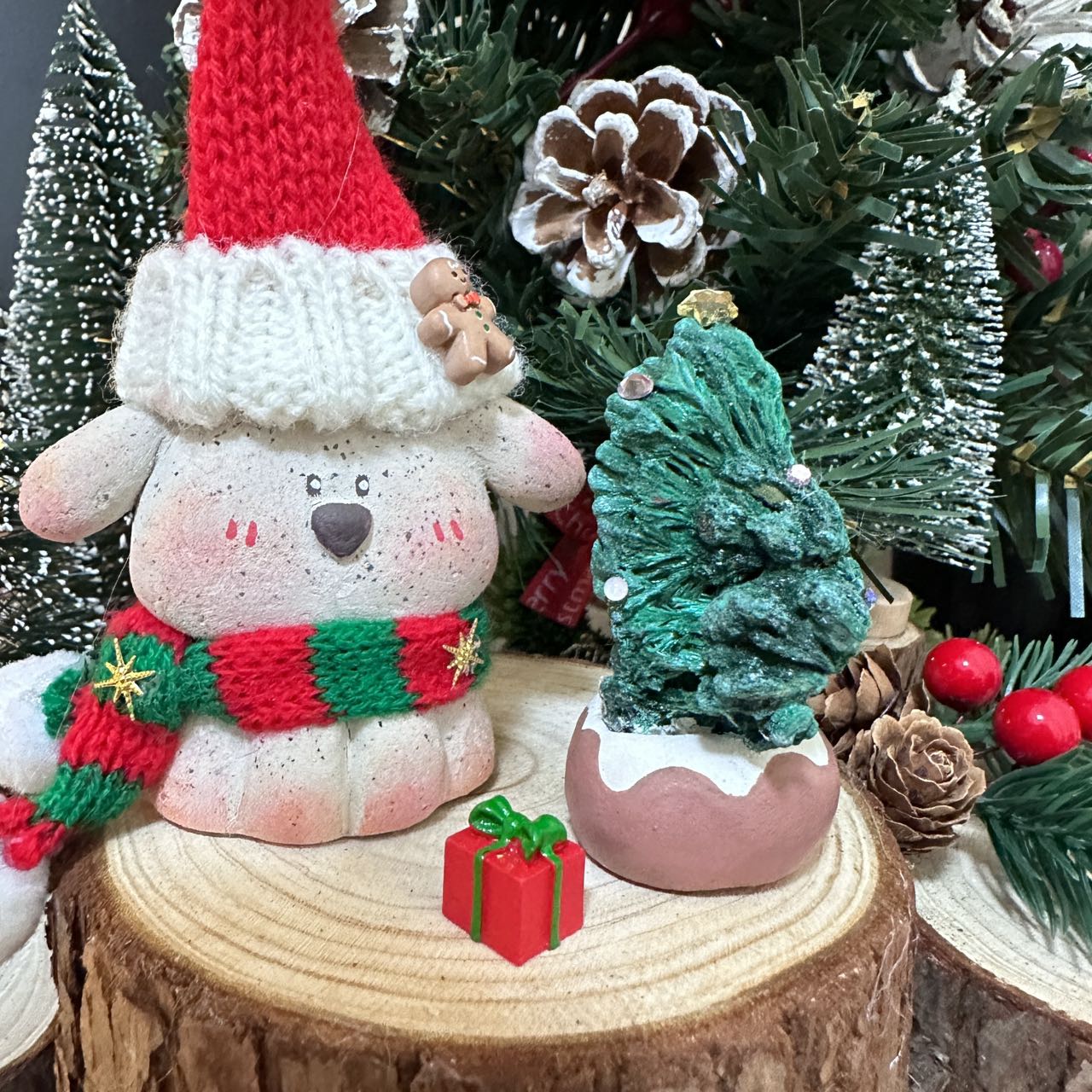 Large dog-colored malachite Christmas tree