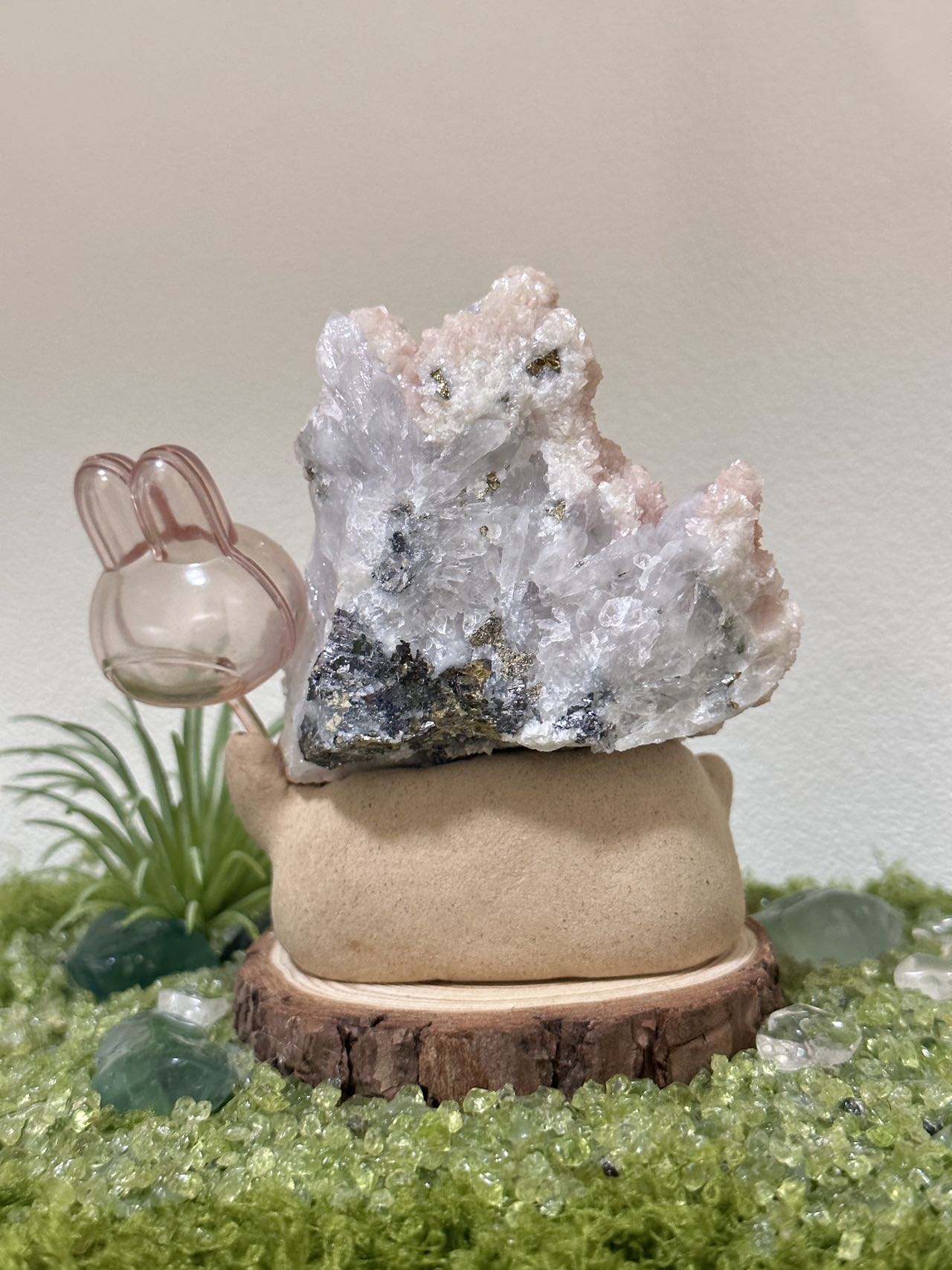 Manganese carbonate - pyrite - quartz assemblage