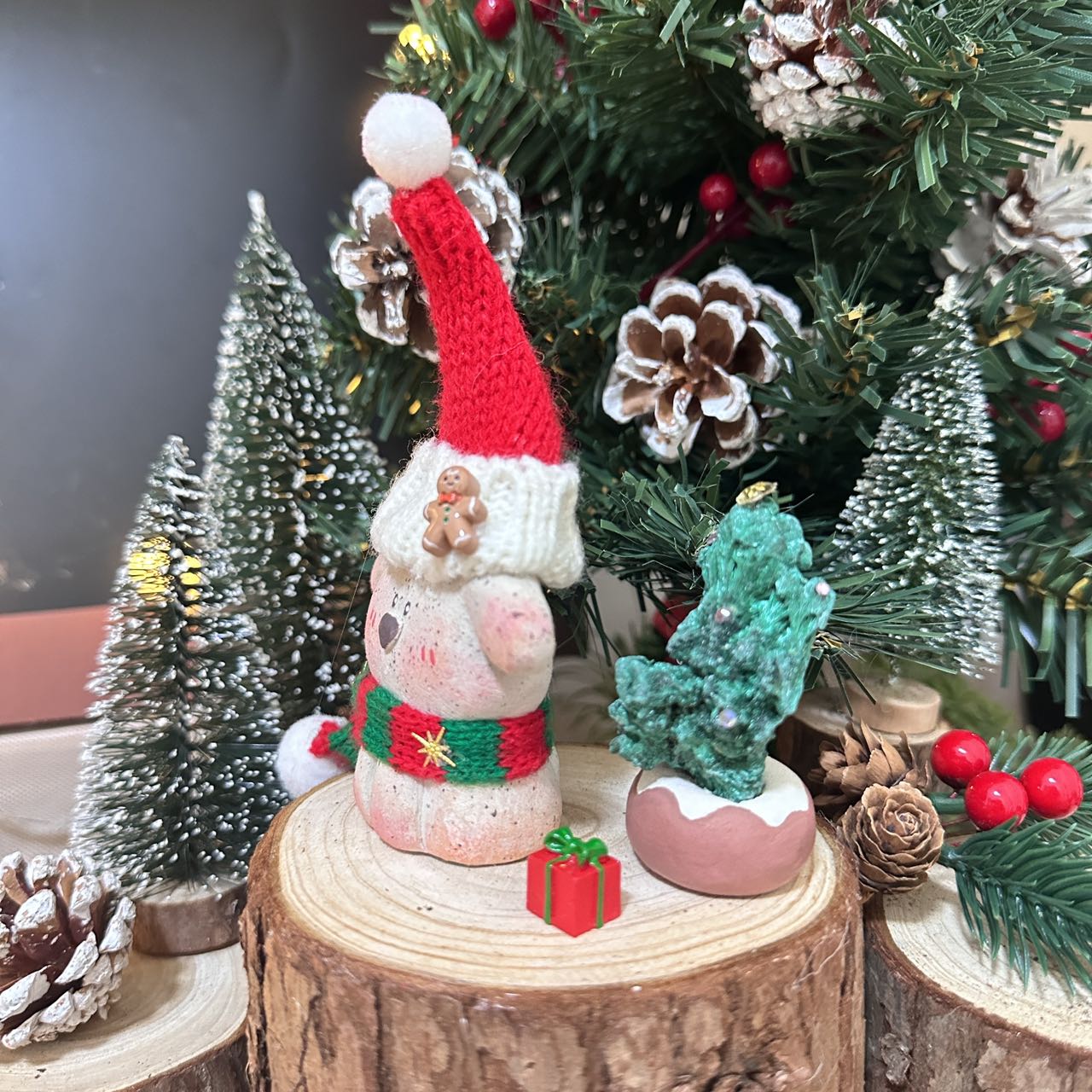 Large dog-colored malachite Christmas tree